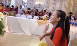 Phát sốt với cô giáo 'quẩy nhiệt tình' cùng học trò trên sân khấu 20/11