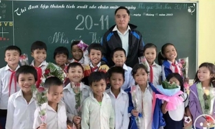 Thầy giáo vùng cao vét hết tiền túi mua gạo và cá khô cho học trò 