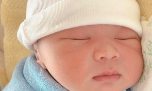 Á hậu Thuý Vân lần đầu khoe cận mặt con trai đầu lòng và cái tên lạ