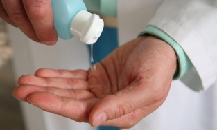 Đang nhậu thì hết rượu, bợm nhậu lấy nước rửa tay có cồn ra uống tạm