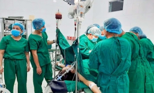 Bác sĩ hiến máu trong phòng mổ để cứu sản phụ 