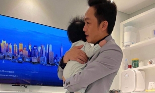 Thời trang ẵm con của Cường Đô La: Diện vest nghìn đô, đi giày bạc triệu