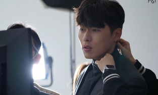 Sắp làm 'chồng người ta', Hyun Bin bất ngờ tặng quà cho người hâm mộ nữ