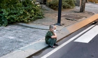 Nhà có siêu xe nhưng quý tử nhà Trà My Idol cũng có lúc phải ngồi lê vệ đường thế này đây