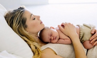 Amber Heard thông báo đón con đầu lòng, không rõ danh tính bố em bé