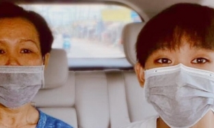 Hồ Văn Cường bên mẹ ruột trước ngày thi tốt nghiệp THPT sau ồn ào với mẹ nuôi Phi Nhung