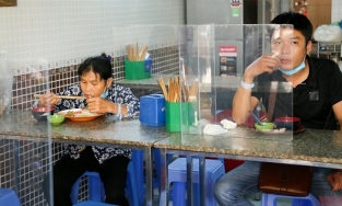 Hà Nội tạm dừng hoạt động nhà hàng, các cửa hàng cắt tóc, gội đầu từ 13/7