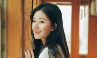 'Thánh nữ xuyên không' Triệu Lộ Tư bất ngờ bị một cư dân mạng bắt quỳ