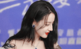 Địch Lệ Nhiệt Ba thả dáng khoe nhan sắc thuộc hàng top nhưng spotlight lại là mái tóc che nửa khuôn mặt