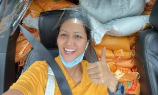 Rũ bỏ hình ảnh xiêm y lộng lẫy, H’Hen Niê làm “nữ lực điền” bốc vác cả trăm tấn gạo