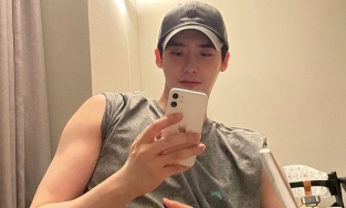 Không còn là 'em gái nhà bên', Lee Jong Suk tái xuất với cơ bắp cực nam tính