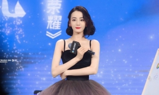 Địch Lệ Nhiệt Ba kiều diễm tựa công chúa nhưng spotlight lại là cánh tay khẳng khiu thấy thương