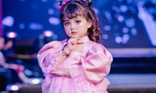 Mẫu nhí đóng Khánh Thy thời bé 'Hương vị tình thân: 4 tuổi là first face nhiều show thời trang, cát-xê 25 triệu/giờ