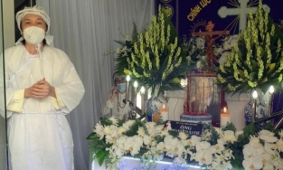 Hoài Linh xuất hiện trong đám tang cha, lần đầu lộ diện sau 4 tháng ở ẩn