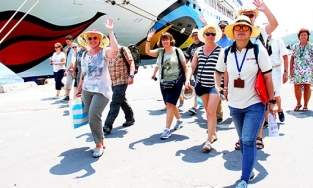 Khách du lịch quốc tế đến Việt Nam phải tự xét nghiệm 2-3 ngày/lần