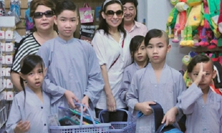 Phi Nhung chuẩn bị sẵn sổ tiết kiệm cho 15 con nuôi, lo trước việc học Đại học của Hồ Văn Cường