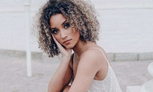 Nhan sắc nữ phóng viên 23 tuổi vừa đăng quang Hoa hậu Mỹ 2021