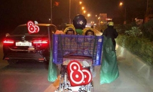 Hai em bé theo bố shipper đi giao hàng giữa đêm mùa đông rét mướt