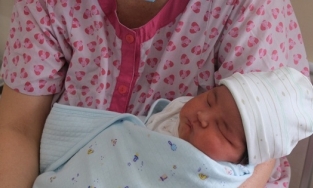 Sản phụ U40 tên Nhanh đẻ thường em bé nặng 5,15 kg trong đúng 10 phút