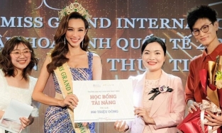 Về thăm trường cũ, Hoa hậu Thùy Tiên nhận món quà trị giá 350 triệu đồng