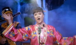 'Táo' Vân Dung cosplay màn hô tên quãng tám của Hoa hậu Thùy Tiên