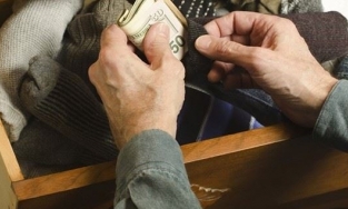 Vợ dọn nhà đón Tết phát hiện chồng để quên quỹ đen 71 triệu đồng