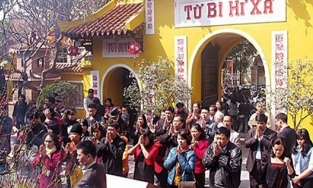 Không thể đi lễ chùa đầu năm, người dân nên làm gì để cầu bình an, may mắn?