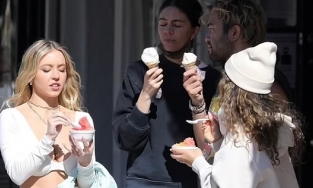 Bạn gái tin đồn kém 34 tuổi của Brad Pitt khoe vẻ đẹp 'phồn thực' trên đường phố