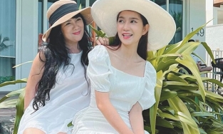 Mẹ vợ U70 của Lý Hải: Tự tin diện váy trắng ngắn trên đầu gối, khoe nhan sắc nổi bật hơn cả con gái