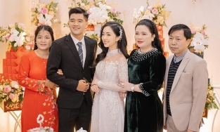 Bà xã Đức Chinh có hành động cực khéo dành cho mẹ chồng trong đám cưới