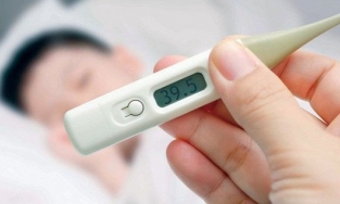 Bác sĩ bày cách cho F0 hạ sốt khi bệnh nhân có tiền sử dị ứng, không thể dùng thuốc