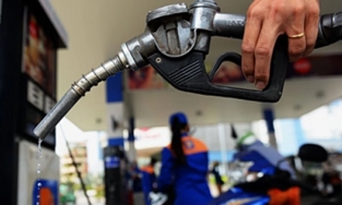 1/3: Xăng tăng kỉ lục, xăng giá RON 95 gần 27.000/ lít