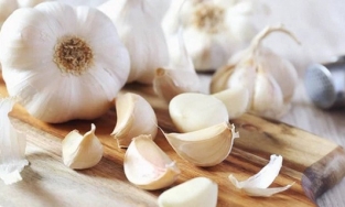 Lương y Bùi Đắc Sáng chỉ rõ những người không được dùng tỏi để phòng ngừa, chữa trị Covid-19