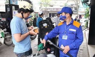 Giá xăng vượt kỉ lục, xăng RON 95 xấp xỉ 30.000 đồng/lít như dự đoán