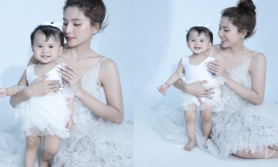 Con gái Jack cười tươi, giống bố như lột trong bộ ảnh kỉ niệm sinh nhật một tuổi mà Thiên An đăng