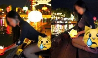 Nữ du khách mặc áo dài Việt Nam nhưng thiếu quần tạo dáng phản cảm trên sông Hoài, Hội An