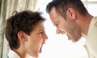 Cậu học sinh xấu hổ vì bố đi đón bằng xe ô tô giá 600 triệu