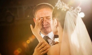 Ông bố viết thư gửi con gái 30 tuổi vẫn ế: Tìm được người tốt thì lấy, không thì ở nhà với bố