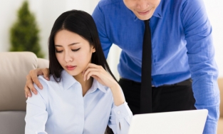 Nhìn gợi tình, nháy mắt liên tục được xếp là hành vi quấy rối nơi công sở