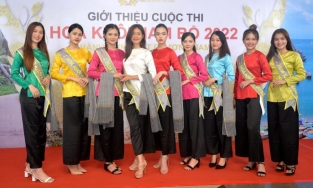 Hoa khôi Nam bộ trao vương miện làm bằng... lá cây cho người đẹp đăng quang