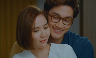 Đình Tú lúng túng khi đóng cảnh ôm Huyền Lizzie