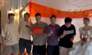 Cô gái mời 9 anh người yêu cũ đến đám cưới và cái kết bất ngờ