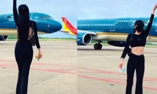 Nữ TikToker đăng clip nhảy nhót giữa sân bay khi máy bay đang di chuyển