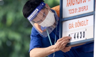 Giá xăng 1/8: Xăng RON 95 giảm về mức 25.600 đồng