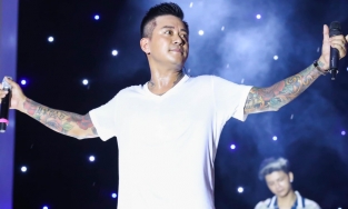 Hát ở ban công, Tuấn Hưng đối diện với mức phạt hành chính lên đến 15 triệu đồng 