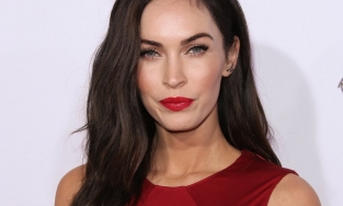 Diễn viên Megan Fox diện váy xuyên thấu tại thảm đỏ VMAs là ai?