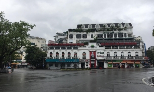 Do ảnh hưởng bão, phố đi bộ quanh Hồ Gươm vắng vẻ trong tuần đầu mở lại