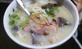 Cháo mực, món ăn ngày mưa ưa thích của người Sài Gòn