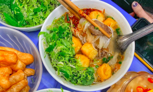 Quán bún riêu gân bò 10 giờ đêm mới bán rất được cú đêm Hà Nội tín nhiệm ở chợ đêm Long Biên