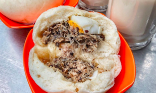 Quán bánh bao ngon nức tiếng Hà Nội: Muốn ăn phải xếp hàng chờ, mua được hay không còn do 'duyên số'